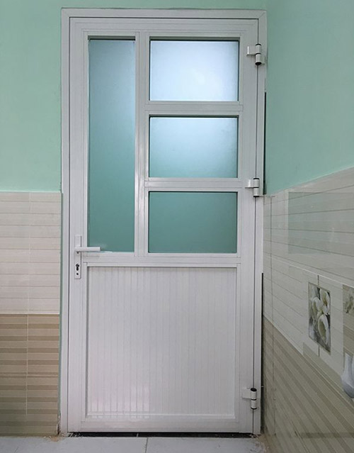 Đặc điểm cửa nhà vệ sinh nhôm kính: Cửa nhôm kính là sự kết hợp hoàn hảo giữa tính thẩm mỹ và tính chất lâu bền. Chúng có thể tùy chỉnh kích thước và kiểu dáng để phù hợp với không gian và phong cách của từng ngôi nhà.